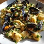 pasta med musslor i vitvinssas