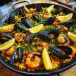 skaldjurspaella med musslor och rakor